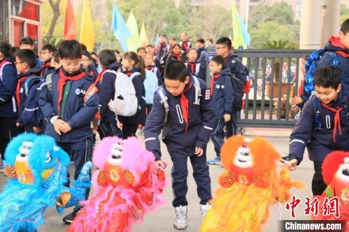 机器人忙开学 浙江科技“迎新”(图1)